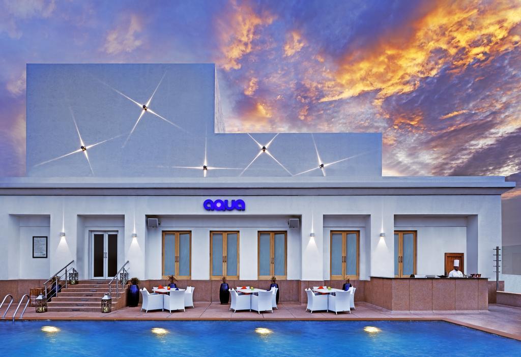 The Park Chennai Hotel Екстериор снимка The pool at the Taj Mahal Palace